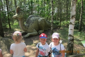 Wycieczka klas drugich do Parku Dinozaurów w Nowinach Wielkich